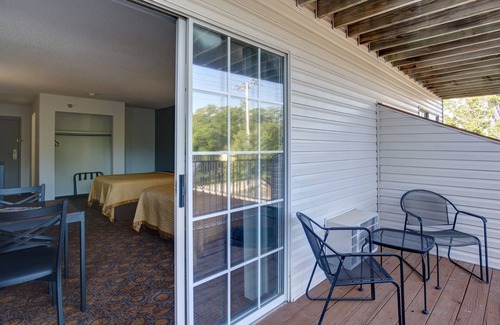 Branson Theater District Hotel | Howard Johnson by Wyndham Branson Theatre District