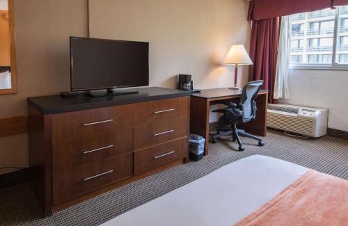 Northwest Anaheim Hotel | Howard Johnson by Wyndham Fullerton/Anaheim Conference Cntr