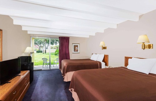 Vero Beach Hotel | Howard Johnson by Wyndham Vero Beach/Downtown