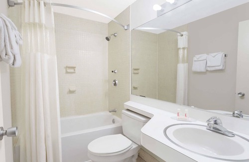 Vero Beach Hotel | Howard Johnson by Wyndham Vero Beach/Downtown
