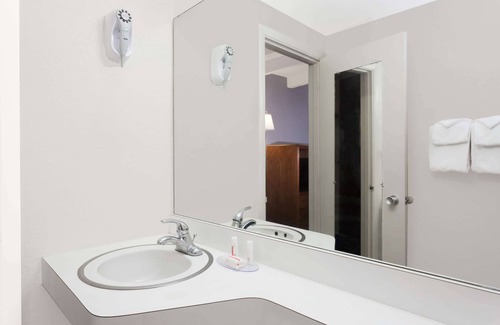 Vero Beach Hotel | Howard Johnson by Wyndham Vero Beach/Downtown