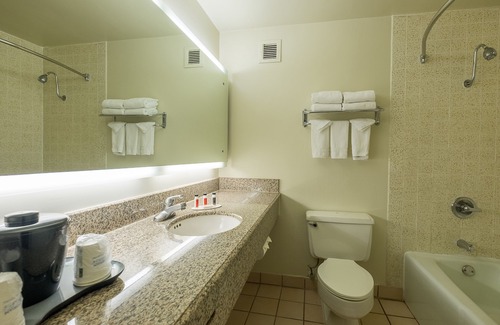 Northwest Anaheim Hotel | Howard Johnson Hotel&Conf Cntr by Wyndham Fullerton/Anaheim