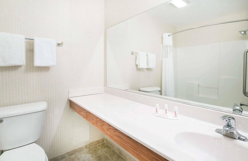 Oacoma Hotel | Howard Johnson Hotel & Suites by Wyndham Oacoma