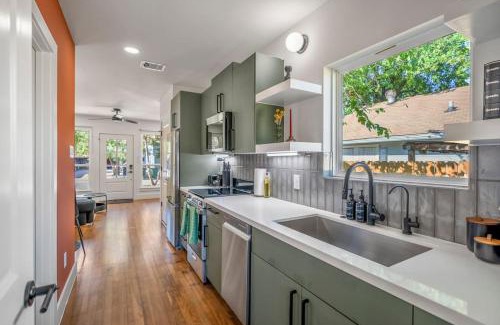 Greater East End Apartment | Htown eclectic funk vibe unit A