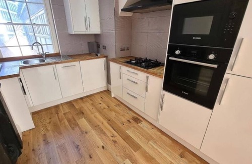 Hull Old Town Apartment | HU1 Triplex City Centre Gem sleeps 6 H7
