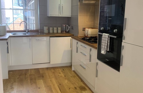Hull Old Town Apartment | HU1 Triplex City Centre Gem sleeps 6 H7