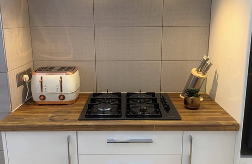 Hull Old Town Apartment | HU1 Triplex City Centre Gem sleeps 6 H7