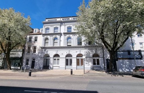 Hull Old Town Apartment | HU1 Triplex City Centre Gem sleeps 6 H7