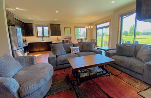 Red Lodge House | HuckleBeary Hideaway- 4 Bed/2Bath Mountain Home with Hot Tub and Spectacular Mountain Views