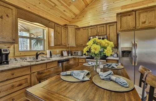 Natures Courtyard Cabin | Huckleberry Hideaway