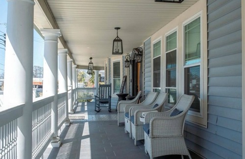 Woodruff House | Huge 14 guest Victorian home in fabulous Spartanburg SC with luxury fixtures.