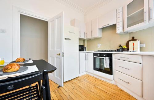 Soho Apartment | Huge 2 Bedrooms 3 Beds! Covent GDN 3 min to subway