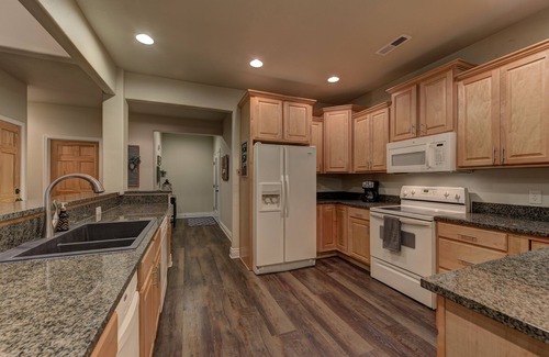 Branson West Villa | HUGE 4BR+Bunk Room - Game Room/Pool Table - Golf views - Close to SDC!