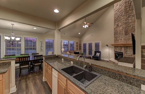 Branson West Villa | HUGE 4BR+Bunk Room - Game Room/Pool Table - Golf views - Close to SDC!