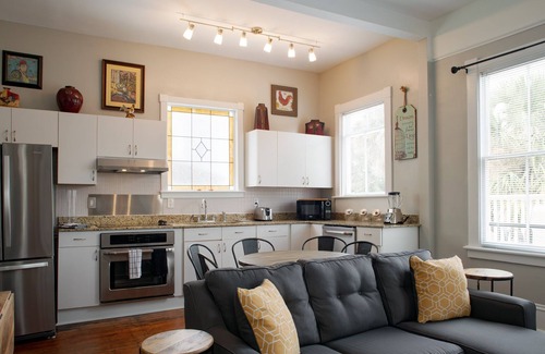 Historic Downtown Savannah Hotel | Huge 5 bedroom 5 bath Home in Savannah