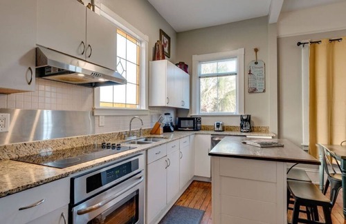 Historic Downtown Savannah Hotel | Huge 5 bedroom 5 bath Home in Savannah