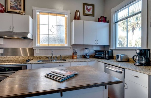 Historic Downtown Savannah Hotel | Huge 5 bedroom 5 bath Home in Savannah