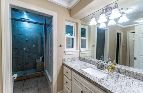 Houston House | Huge 6 Bedroom with Pool, Spa, 85" TV, Air Hockey, Pool Table, Ping Pong, BBQ