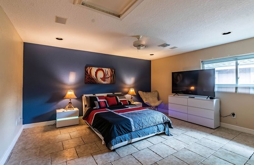 Houston House | Huge 6 Bedroom with Pool, Spa, 85" TV, Air Hockey, Pool Table, Ping Pong, BBQ
