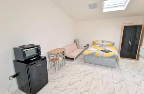 Broad Green House | Huge 7-bedroom House in Croydon