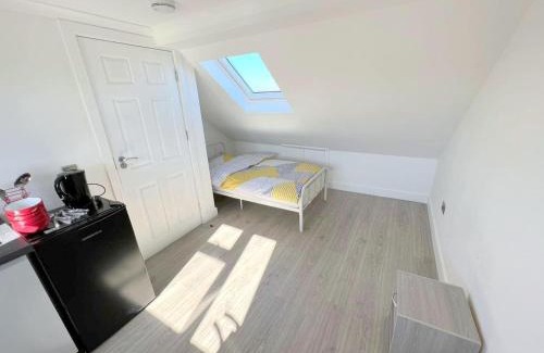 Broad Green House | Huge 7-bedroom House in Croydon