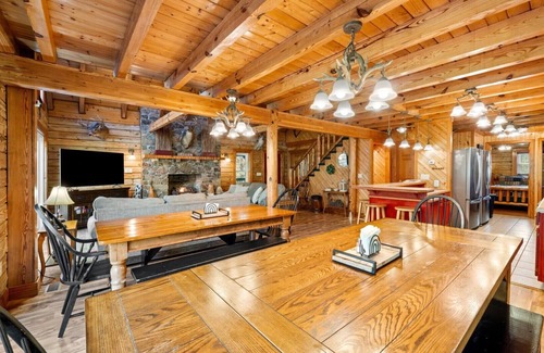 Byrdstown Cabin | Huge 8 BR Lodge - Hot Tub, Fire Pit, Ping Pong
