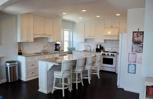 Yankee Hill Condo | Huge condo in historic hotel near Lake Michigan/Parks/Festivals w/parking