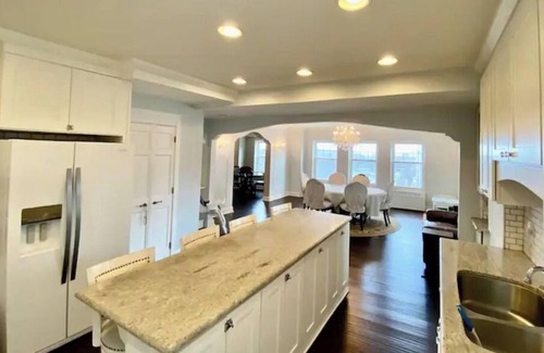 Yankee Hill Condo | Huge condo in historic hotel near Lake Michigan/Parks/Festivals w/parking