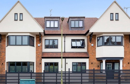 Golders Green Apartment | Huge Cosy Studio Family Sleeps 4 North West London