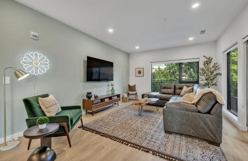 Downtown Nashville Apartment | HUGE downtown corner unit- Pool-Gym-Walk 2 Broadway