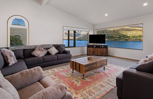 Queenstown Cottage | Huge Lakefront Delight - Queenstown Holiday Home