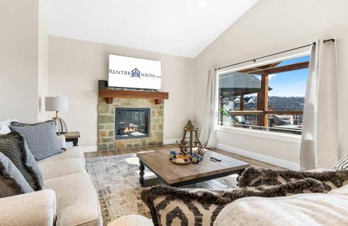 Indian Point Cabin | Huge Lakeview Getaway w/Fun Arcades, Ping Pong Free Silver Dollar City Tickets Community Amenities!