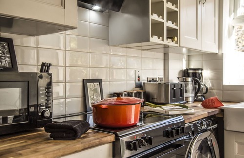 Haselbury House | HUGE North London 6 Bed Home, sleeps 13. Free Parking