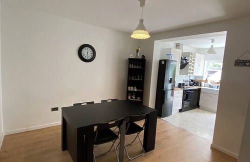 Haselbury House | HUGE North London 6 Bed Home, sleeps 13. Free Parking