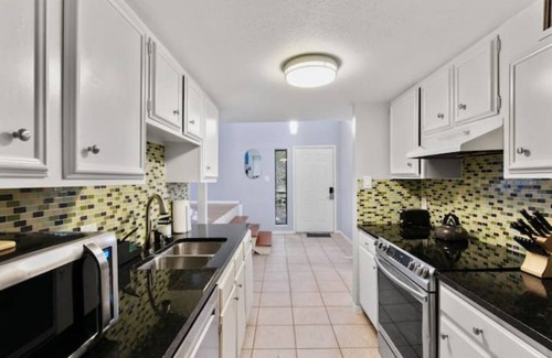 Barton Hills Villa | Huge Private Villa near Downtown - 12 Real Beds