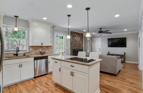 Lilburn House | HUGE & Secluded Home ,9 full beds 30min from CITY