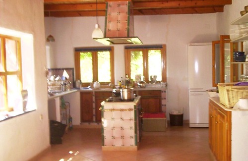 Orgiva Villa | Huge secluded villa, lovely garden, pool, 350m to town, air-con, WiFi, ping-pong