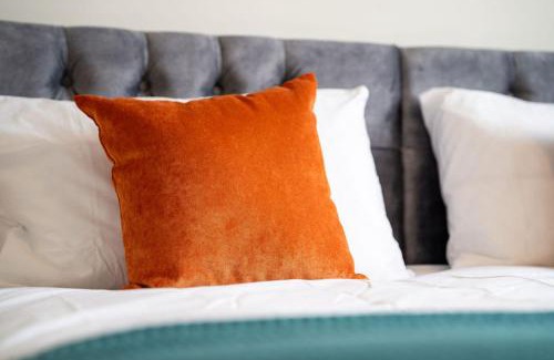 Twigworth House | Huge Weekly & Monthly Savings - Free Parking - Wi-Fi & Netflix