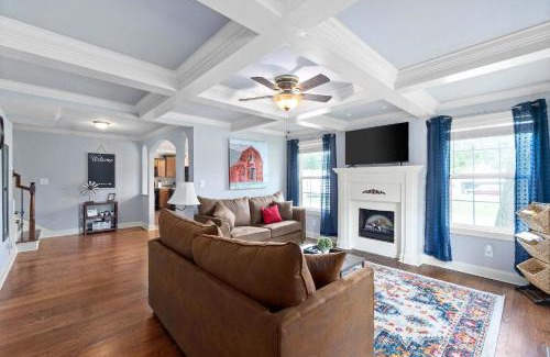 Clarksville House | Huge Yard & Patio Near Downtown - Sage Cottage