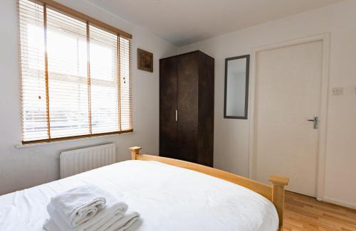 Hull Apartment | Hullidays Victora Dock- refurbished 2024