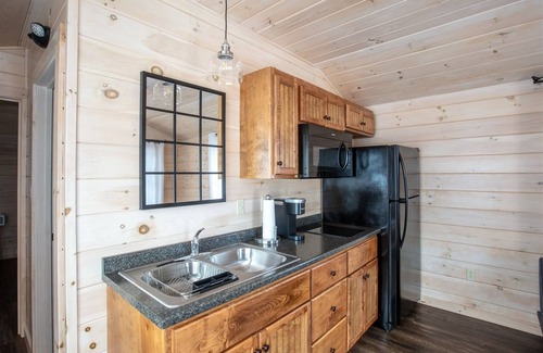 North Sebago Cabin | HUMMINGBIRD - RESORT WITH 12 PROPERTIES. NATURAL POND FOR SWIMMING. CAFE ON SITE