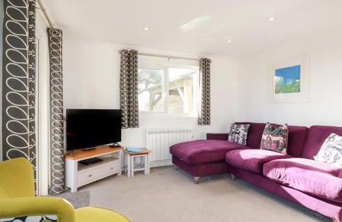 Redruth House | Hunrosa