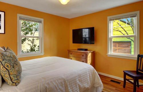 Seattle House | Husky Hideaway - 2 Bed 1 Bath Vacation home in Seattle