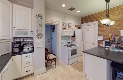 Nelsonville Bed & Breakfast | Hyde House Rose Garden Bed & Breakfast Hocking Hills Ohio between Logan & Athens