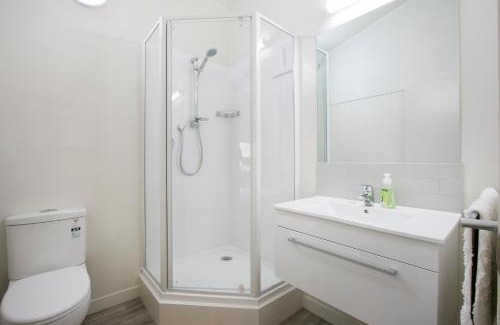 Athenree House | Hydrangea Cottage