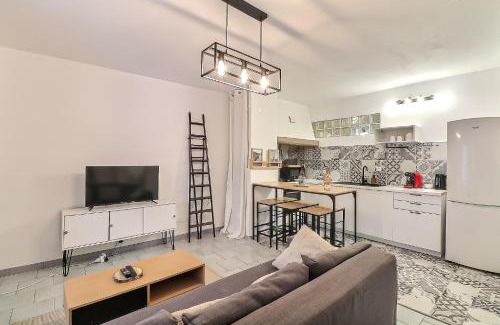 Beaucaire Apartment | Hyper Centre Terrasse Wifi La Pierre d'Histoire