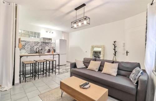 Beaucaire Apartment | Hyper Centre Terrasse Wifi La Pierre d'Histoire