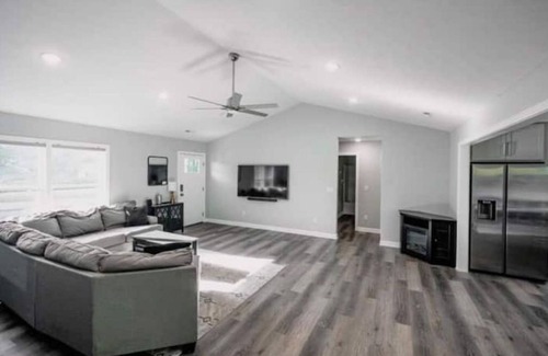 Elizabethtown House | I-65 NEW | Family Friendly | Clean Modern Home