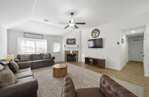 Humble House | IAH Place: 4 bed, patio-sleeps 8+