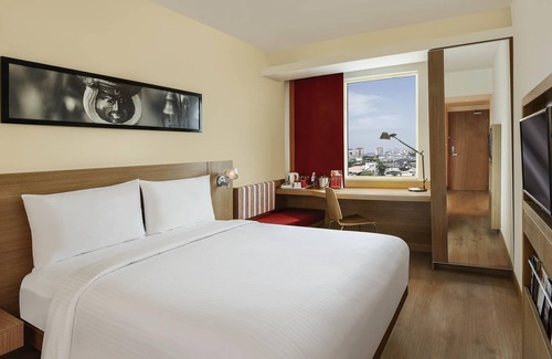 Pullepady Hotel | ibis Kochi City Centre Hotel